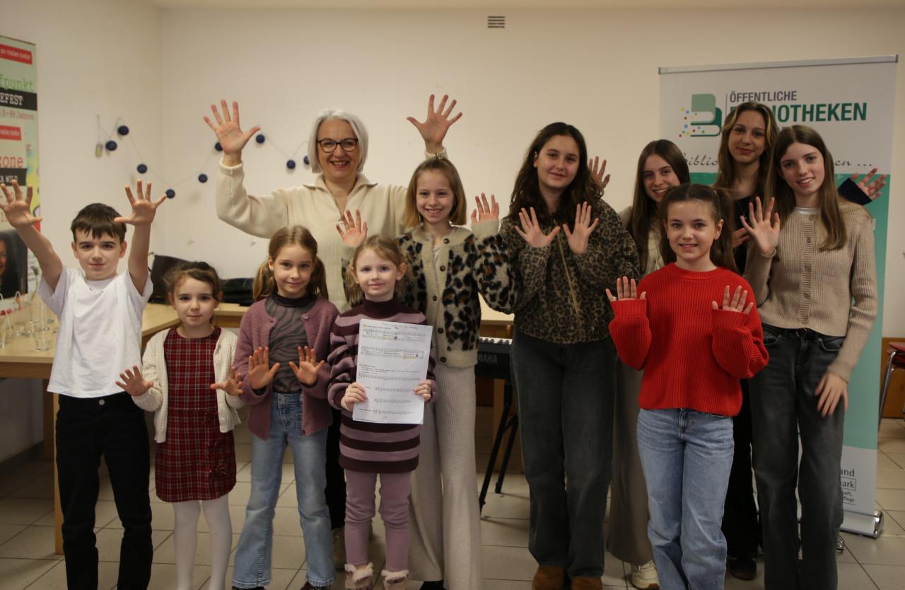 Klaviverschülerinnen mit Lehrerin