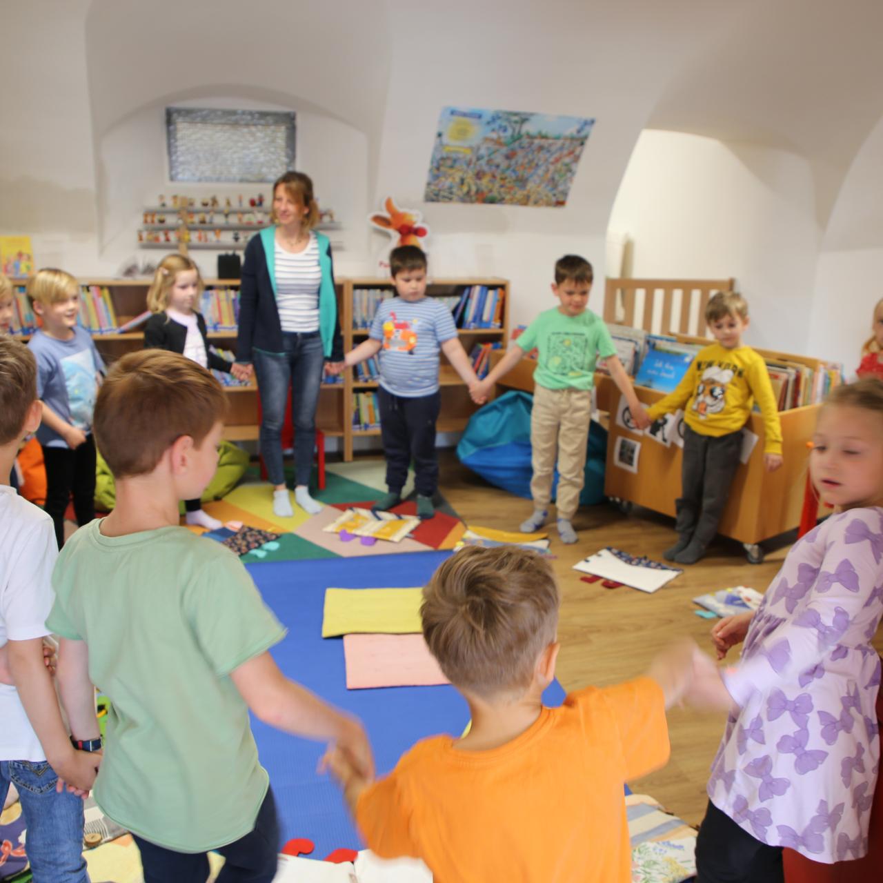 Kinder in der Bücherei